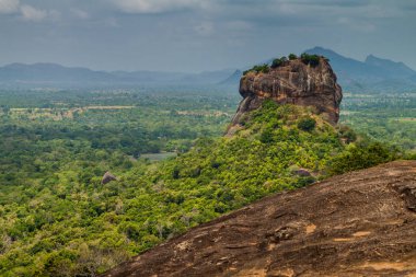 Görünüm Sigiriya aslan kaya yakın Pidurangala Rock, Sri Lanka