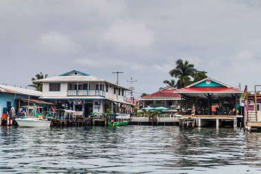 Bocas Del Toro, Panama - 21 Mayıs 2016: Bocas del Toro şehir sahil binalarda görünümünü.