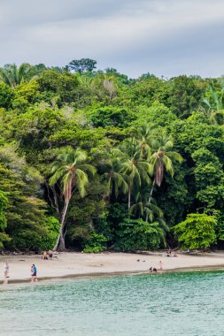 Manuel Antonio, Kosta Rika - 13 Mayıs 2016: turist bir plajda içinde Milli Parkı Manuel Antonio, Kosta Rika