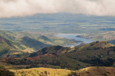 Panama'da Reserva Forestal de Fortuna dağ manzara. Quebrada Barrigon rezervuar görünür.