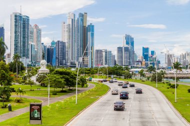 Panama City, Panama - 30 Mayıs 2016: Görünümü bir trafik Balboa avenue Panama City'deki ve modern gökdelenler.