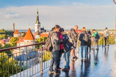 Tallinn, Estonya - 23 Ağustos 2016: İnsanlar izle skyline Tallinn eski şehir Patkuli ile ilgilenen platform.
