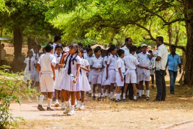 Polonnaruwa, Sri Lanka - 22 Temmuz 2016: Çocuklarda okul üniformaları antik şehir Polonnaruwa, Sri Lanka ziyaret edin