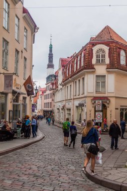 Tallinn, Estonya - 22 Ağustos 2016: Dar Arnavut kaldırımlı sokakları Old Town, Tallinn, Estonya