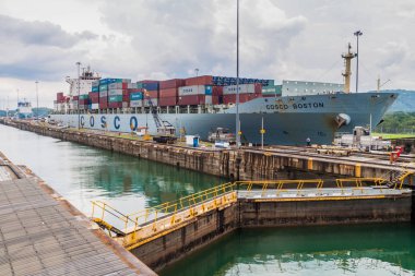 Gatun, Panama - 29 Mayıs 2016: Gatun kilitler, Panama Kanalı bir parçası üzerinden konteyner gemisi geçer.