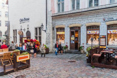 Tallinn, Estonya - 23 Ağustos 2016: Restoranlar Tallinn eski şehirde bir Arnavut kaldırımlı sokakta.
