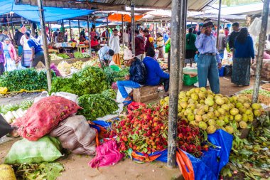 Nuwara Eliya, Sri Lanka - 17 Temmuz 2016: İnsanlar üretmek piyasa Nuwara Eliya şehirdeki dükkanında.