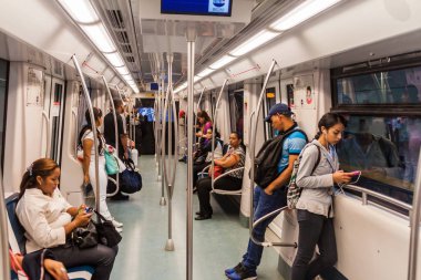 Panama City, Panama - 27 Mayıs 2016: Panama City metro bir tren insanlarla yolculuk.