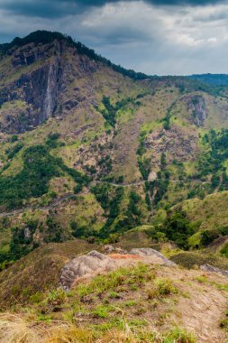 Ella, Sri Lanka yakınındaki dağlarda yoldayım
