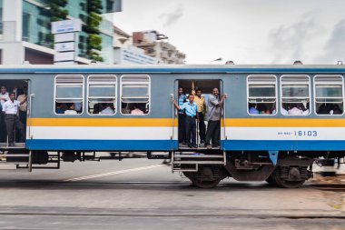 Colombo, Sri Lanka - 26 Temmuz 2016: Colombo, Sri Lanka üzerinden banliyö tren sürmek