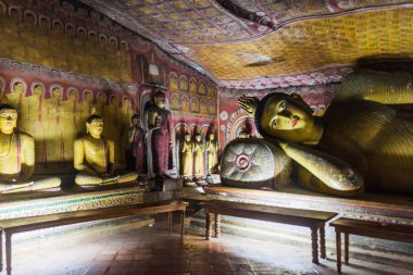 Dambulla, Sri Lanka - 20 Temmuz 2016: Buda heykelleri bir Dambulla mağara mağara Tapınağı, Sri Lanka