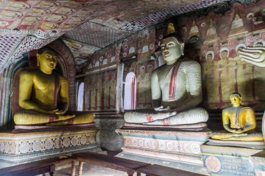 Dambulla, Sri Lanka - 20 Temmuz 2016: Buda heykelleri bir Dambulla mağara mağara Tapınağı, Sri Lanka