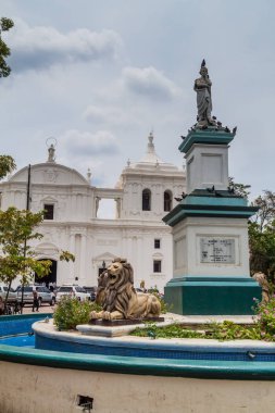 Leon, Nikaragua - 27 Nisan 2016: Parque central square ve Leon, Nikaragua katedralde