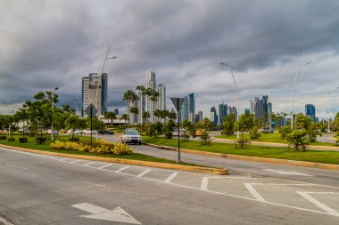 Panama City, Panama - 27 Mayıs 2016: Karayolu kesişimi Panama City skyline ile
