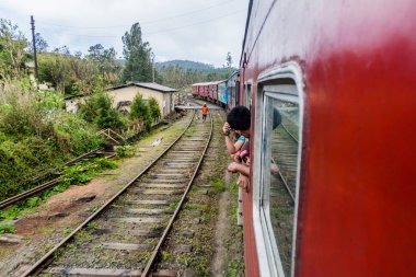 Pattipola istasyonu geçen bir tren görünümünden Pattipola, Sri Lanka - 16 Temmuz 2015:.