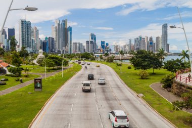 Panama City, Panama - 30 Mayıs 2016: Görünümü bir trafik Balboa avenue Panama City'deki ve modern gökdelenler.