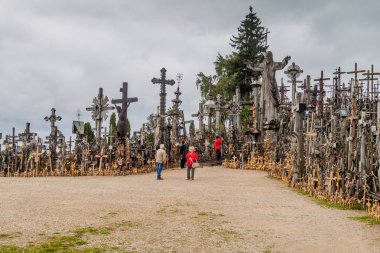 Siauliai, Litvanya - 18 Ağustos 2016: Hill, haçlar, hac sitesi Kuzey Litvanya'daki