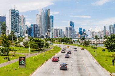 Panama City, Panama - 30 Mayıs 2016: Görünümü bir trafik Balboa avenue Panama City'deki ve modern gökdelenler.