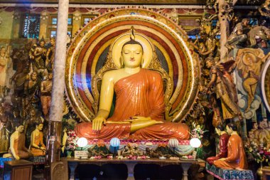 Colombo, Sri Lanka - 26 Temmuz 2016: Buda heykeli Gangaramaya Budist tapınağında Colombo, Sri Lanka