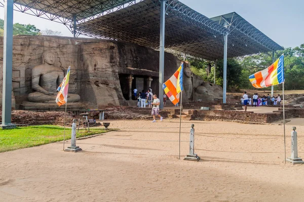 Πολοναρούβα Σρι Λάνκα Ιουλίου 2016 Τουρίστες Επισκέπτονται Αγάλματα Του Βούδα — Φωτογραφία Αρχείου