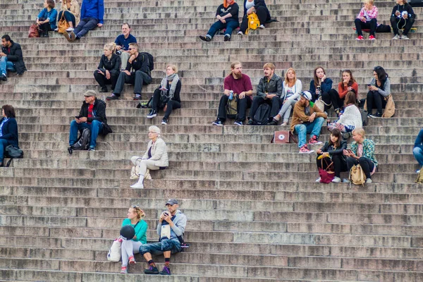 Helsinki Finlândia Agosto 2016 Pessoas Sentam Nas Escadas Praça Senado — Fotografia de Stock