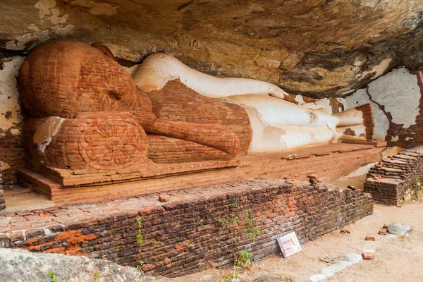 Estatua Buda Reclinado Bajo Roca Pidurangala Sri Lanka — Foto de Stock