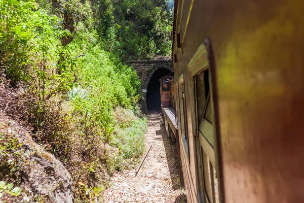 Zug Fährt Einen Tunnel Bei Idalgashinna Sri Lanka — Stockfoto