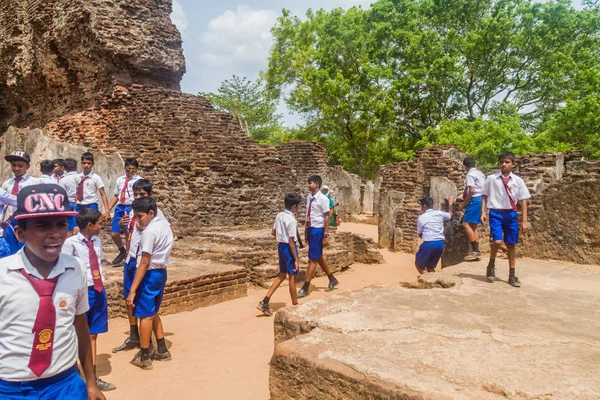 Polonnaruwa, Sri Lanka - 22 Temmuz 2016: Çocuklarda okul üniformaları antik şehir Polonnaruwa, Sri Lanka ziyaret edin