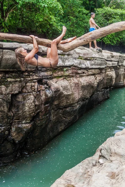Gualaca, Panama - 23 Mayıs 2016: Turist Los Cangilones de Gualaca - Panama mini vadide tadını çıkarın