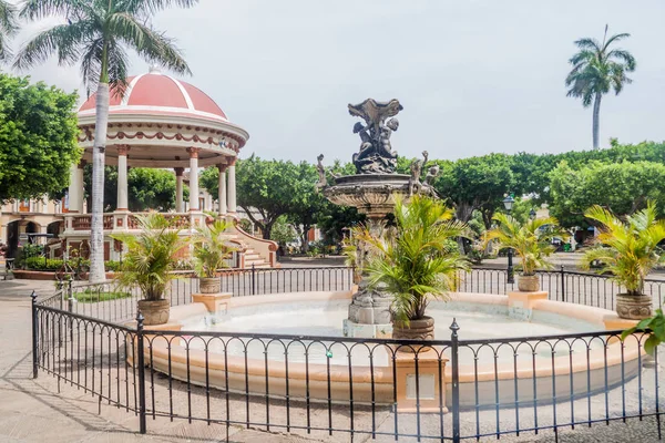 Görünümü bir çardak Parque Central Granada, Nikaragua, ve bir çeşme