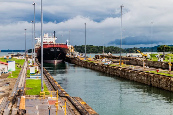 Konténerszállító Hajó Halad Gatun Zárak Panama Csatorna Részét — Stock Fotó