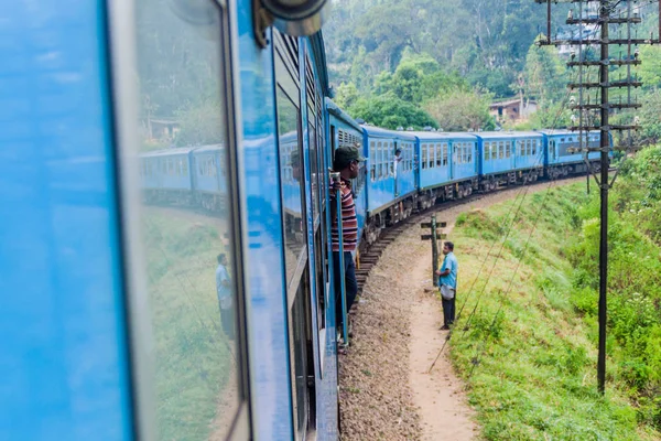 Bandarawela, Sri Lanka - 15 Temmuz 2016: Dağ Sri Lanka'da tren sürmek