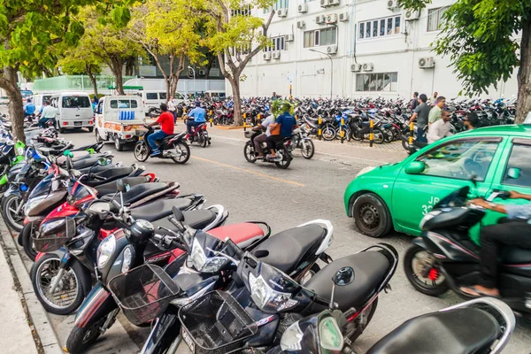 Male Maldives Luglio 2016 Traffico Sulla Strada Boduthakurufaanu Magu Male — Foto Stock