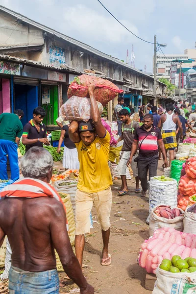 Colombo, Sri Lanka - 26 Temmuz 2016: Porter Manning Market Colombo, Sri Lanka