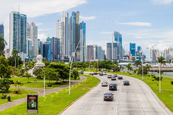 Panama City, Panama - 30 Mayıs 2016: Görünümü bir trafik Balboa avenue Panama City'deki ve modern gökdelenler.