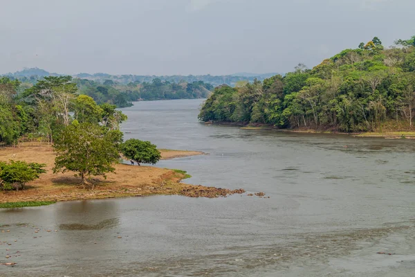 San Juan Nehri yakınındaki Ell Castillo Köyü, Nicaragua