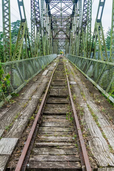 哥斯达黎加与巴拿马之间的废弃铁路桥梁 — 图库照片