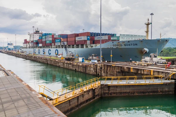 Gatun Panama 2016 Május Konténerszállító Hajó Áthalad Gatun Zárak Panama — Stock Fotó