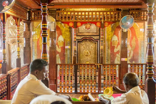 ポヤ二つ 休暇中に仏教の信者で 寺院の神聖な歯の遺物がホワイトに服を着たキャンディは スリランカ 2016 — ストック写真