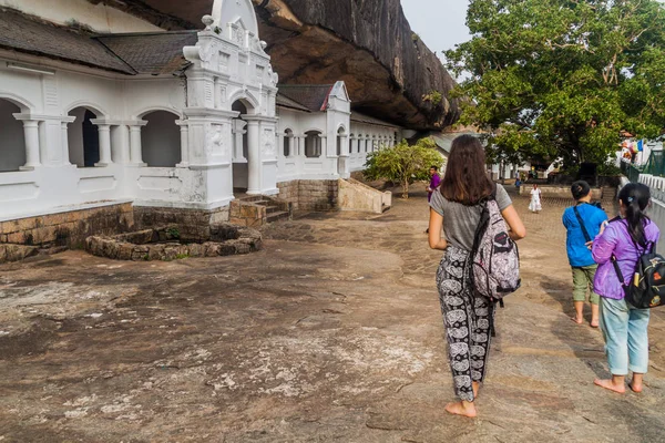 Dambulla Sri Lanka Juli 2016 Toeristen Toegewijden Bezoeken Cave Tempel — Stockfoto
