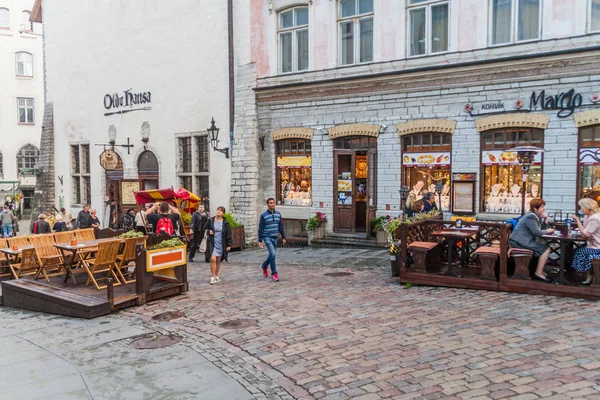 Tallinn Estonia Agosto 2016 Restaurantes Una Calle Adoquinada Casco Antiguo — Foto de Stock