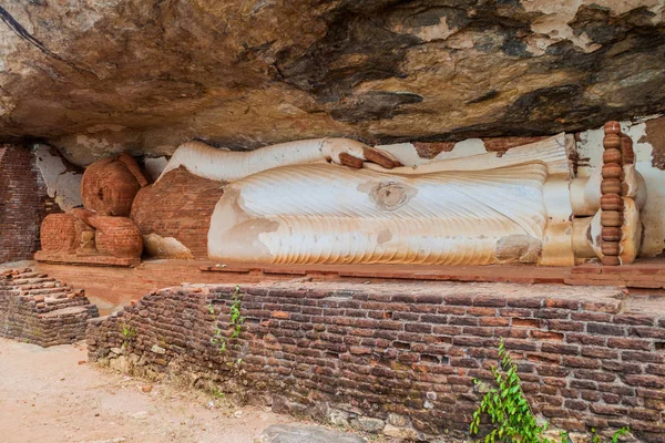 Pidurangala rock, Sri Lanka altında yatan Buda heykeli.