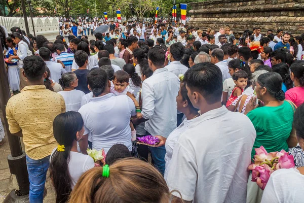 Kandy Sri Lanka Julio 2016 Los Devotos Budistas Vestidos Blanco — Foto de Stock