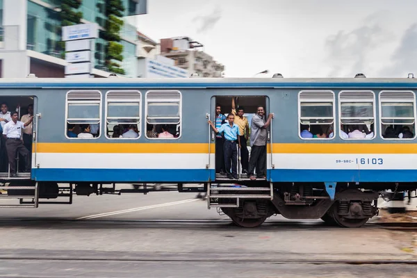 Colombo, Sri Lanka - 26 Temmuz 2016: Colombo, Sri Lanka üzerinden banliyö tren sürmek