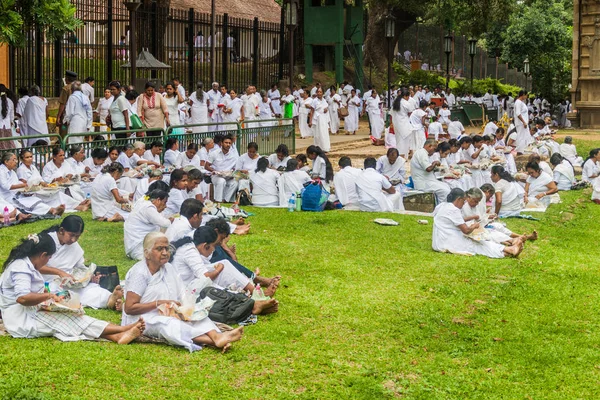 Kandy Sri Lanka Lipca 2016 Biały Ubrani Wyznawców Buddyzmu Zjeść — Zdjęcie stockowe