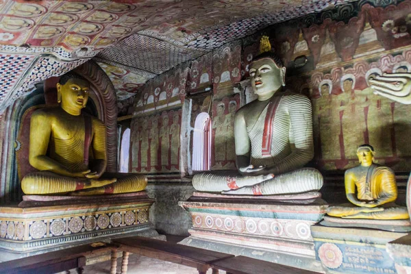 Dambulla, Sri Lanka - 20 Temmuz 2016: Buda heykelleri bir Dambulla mağara mağara Tapınağı, Sri Lanka