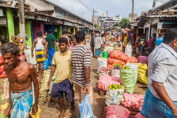 コロンボ スリランカ 2016 買い物客とマニング市場コロンボ スリランカでベンダー — ストック写真