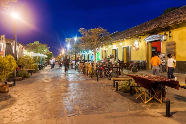 Granada, Nikaragua - 27 Nisan 2016: Yaya cadde Calle La Calzada Granada, Nikaragua gece görünümü