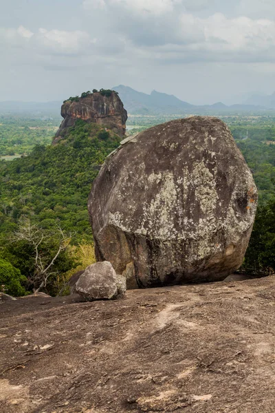 Görünüm Sigiriya aslan kaya yakın Pidurangala Rock, Sri Lanka