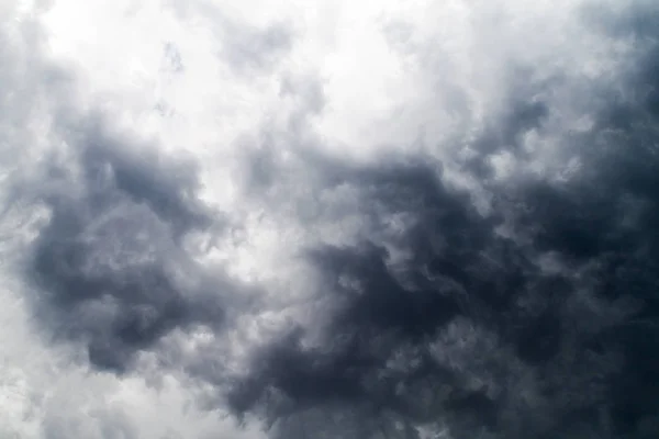 天空中戏剧性云彩的自然背景 — 图库照片